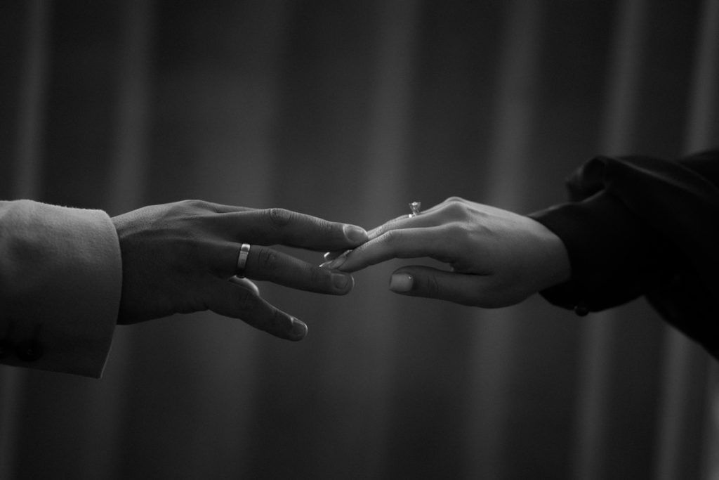 Hochzeitsfotograf in Hannover macht Brautpaarshooting Hand in Hand schwarzweiß