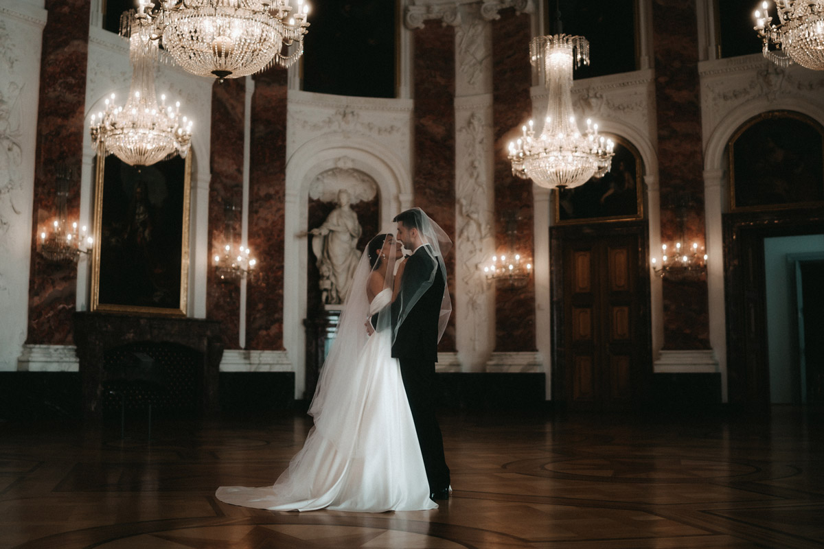 Hochzeitsfotograf in Barockschloss Mannheim macht Brautpaarshooting