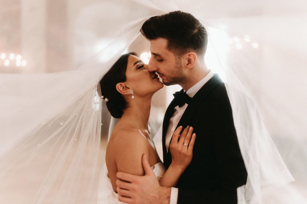 Hochzeitsfotograf in Barockschloss Mannheim macht Brautpaarshooting