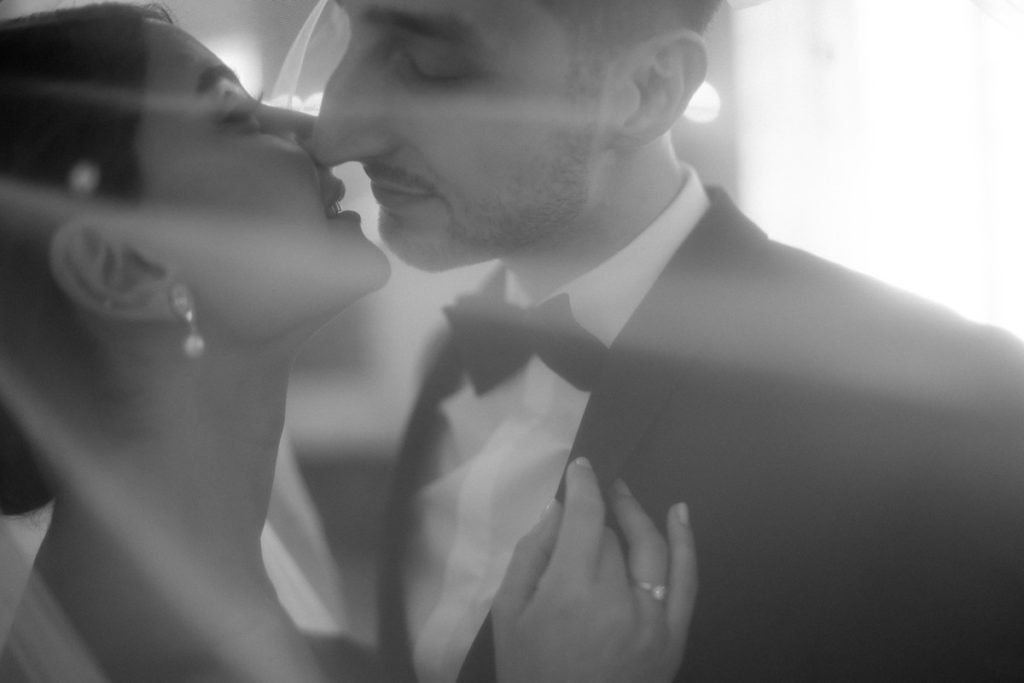 Hochzeitsfotograf in Barockschloss Mannheim macht Brautpaarshooting schwarzweiß