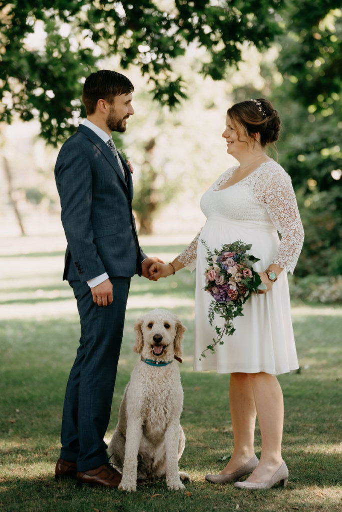 Hochzeitsfotograf in Heiraten im Park auf dem Gutshof von Jeinsen macht Brautpaarshooting