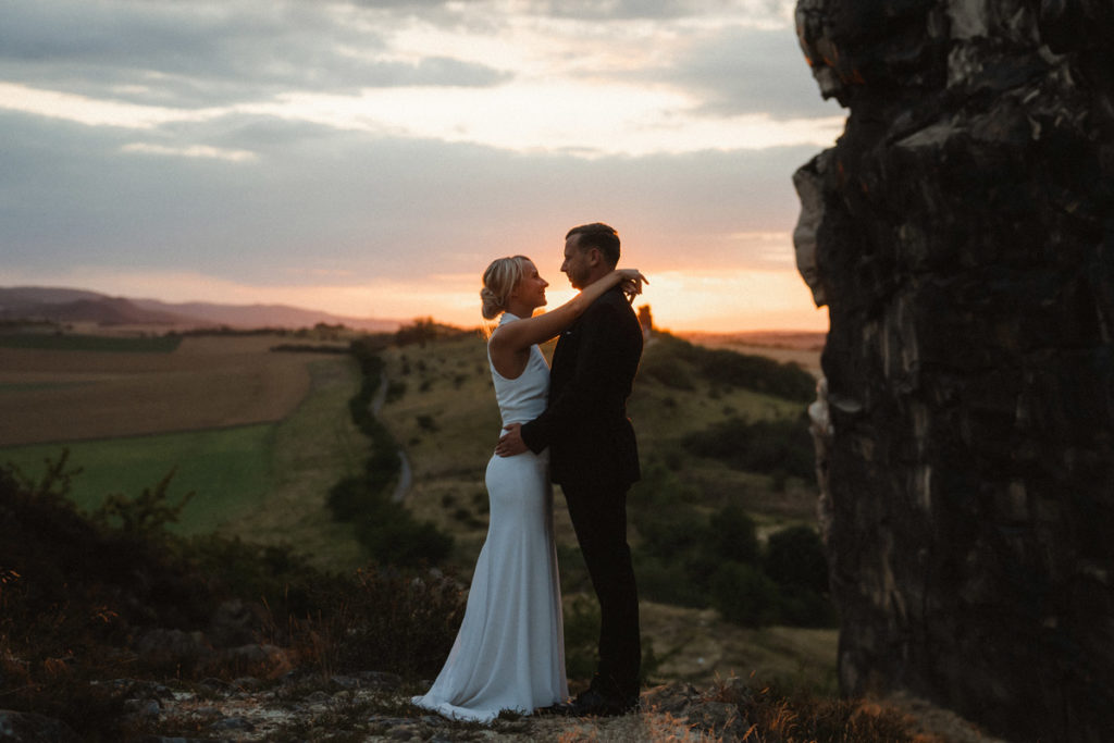 Brautpaar Shooting im Harz auf dem Berg mit Sonnenuntergang