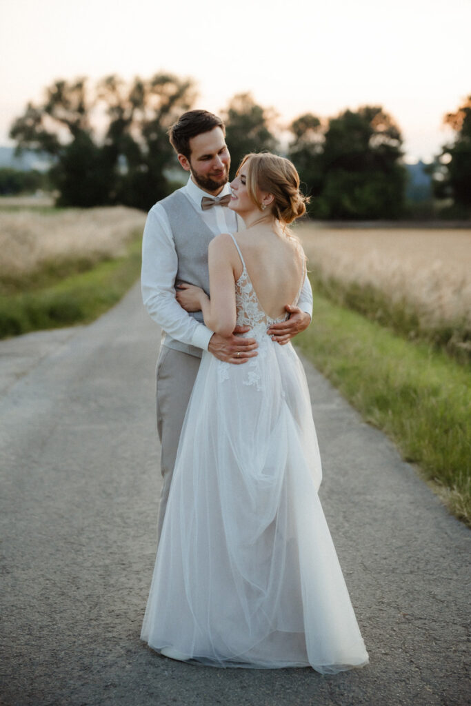Hochzeitsfotograf-Hannover-JO-Hochzeitspaar-umarmen-sich